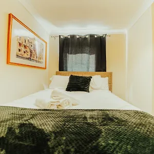 Luxury Riverview Apartment: Excel & Canary Wharf Proximity , London United Kingdom
